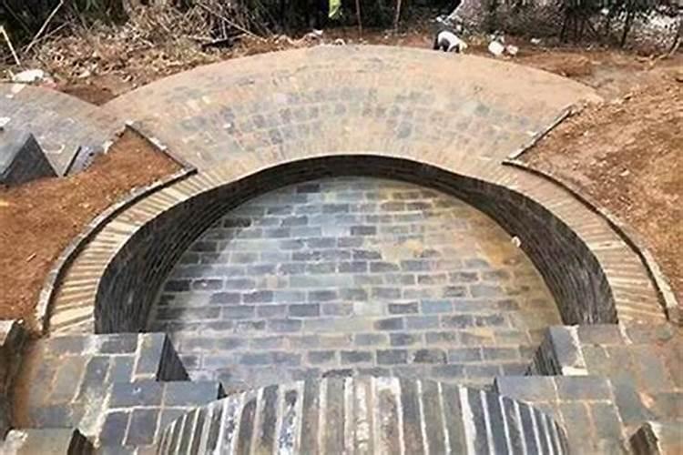 风水大师详解：为何祖坟用青砖砌筑不用白砖？