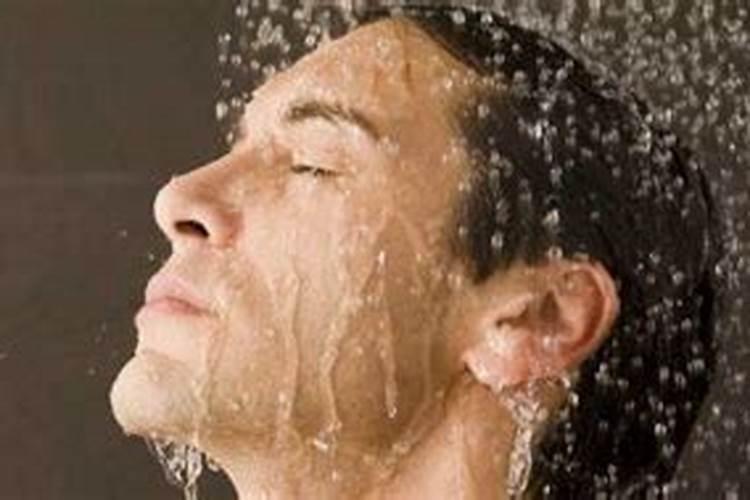 梦境解析：梦见看见男人洗澡的深层含义