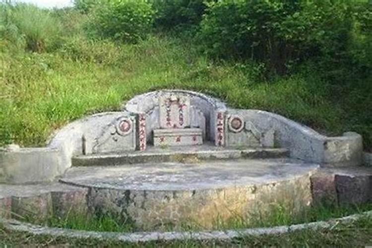 揭秘祖坟风水八方之秘：方位与运势的神秘联系