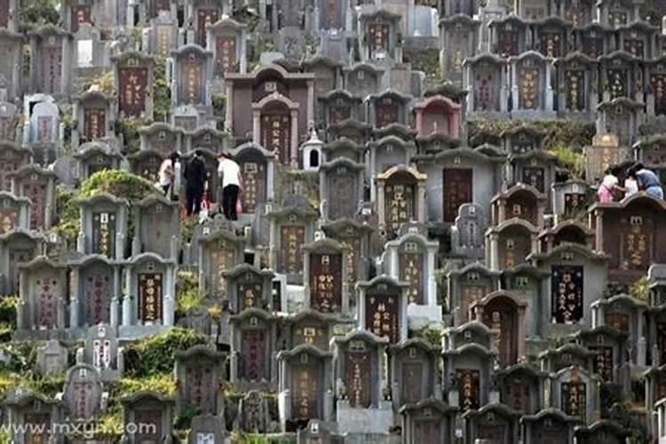 梦见家里有墓碑是什么意思？