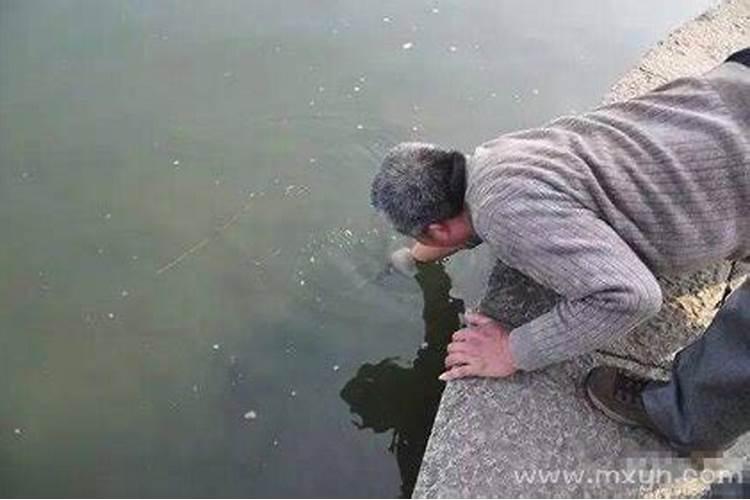 梦见水里捞出棺材什么意思？