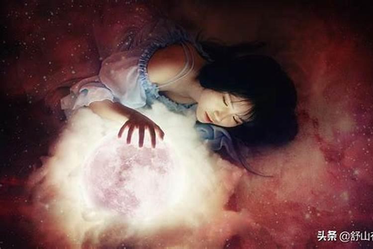 梦境中的哀伤：梦见死去的妈妈大哭是什么意思？