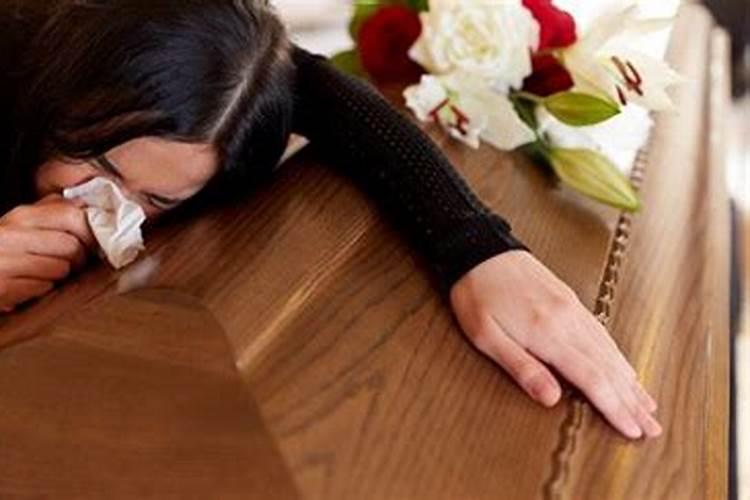 梦见自己的妈妈死了是什么意思？