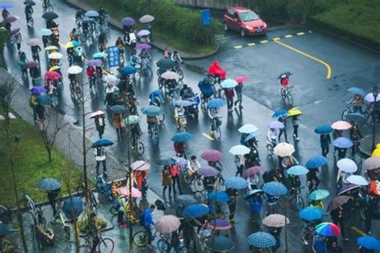梦到下雨天骑车是什么意思？