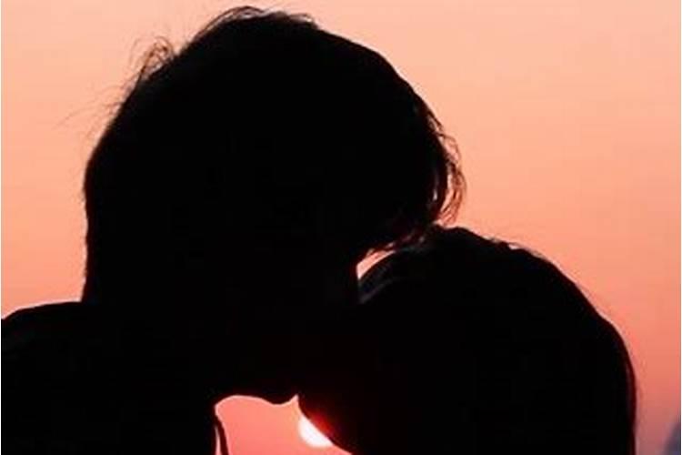 梦境之吻：梦见抱着美女接吻好不好？