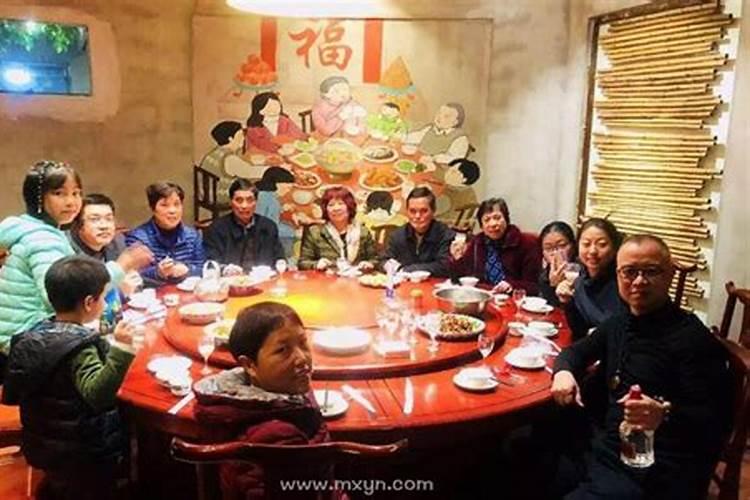 梦到很多人在做理疗什么意思？