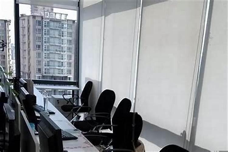 揭秘办公桌背后靠窗的风水化解之道
