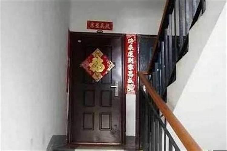 居所和谐之道：大门正对上楼梯的风水化解术