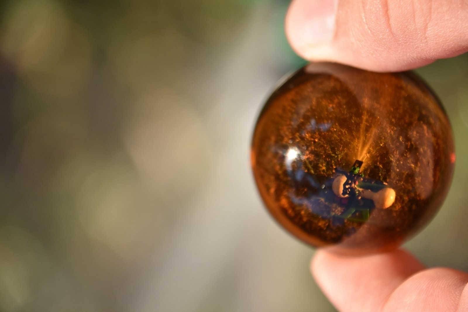探究镜子对门的风水影响：大门风水深度解析