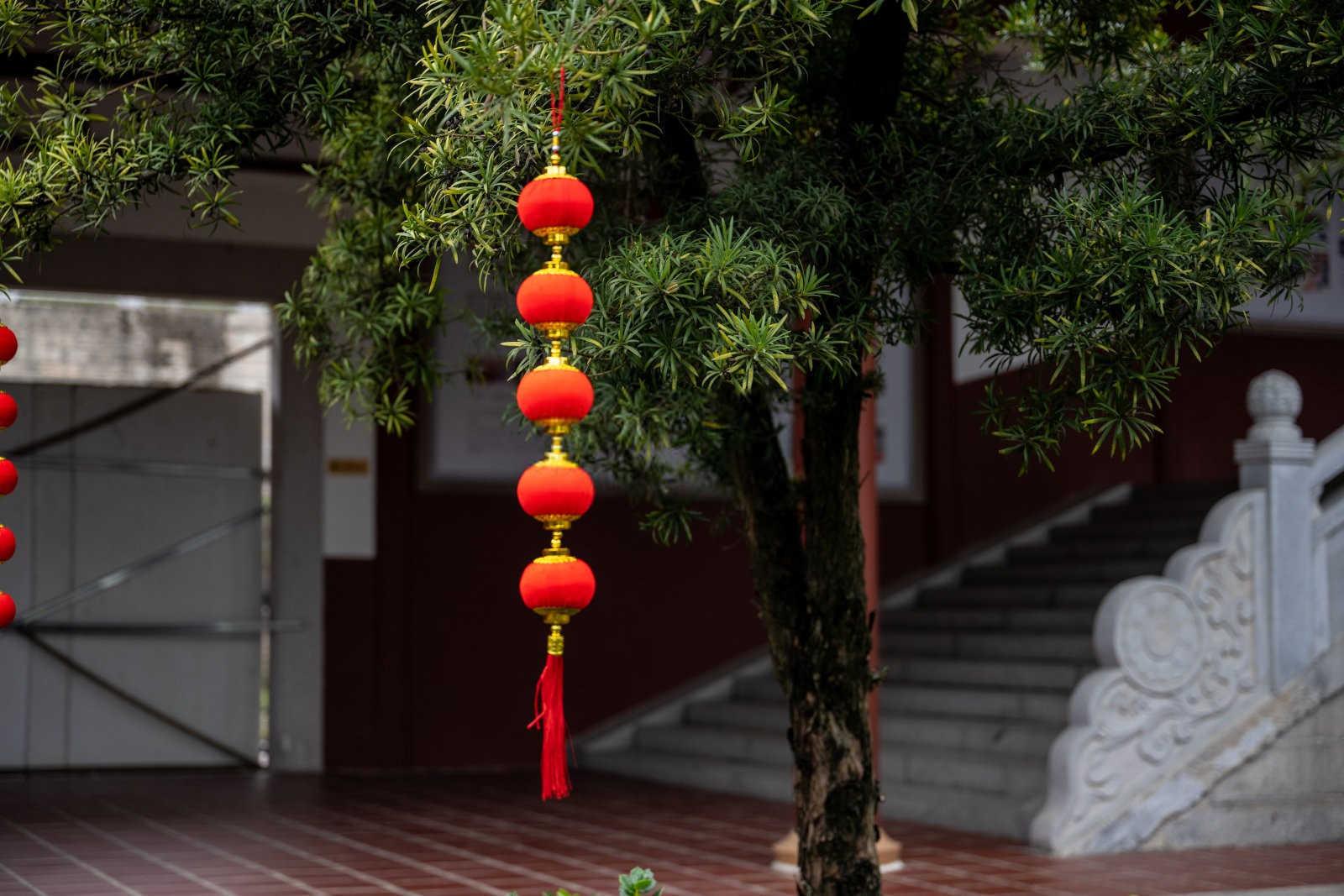 揭秘祖坟风水八方之秘：方位与运势的神秘联系