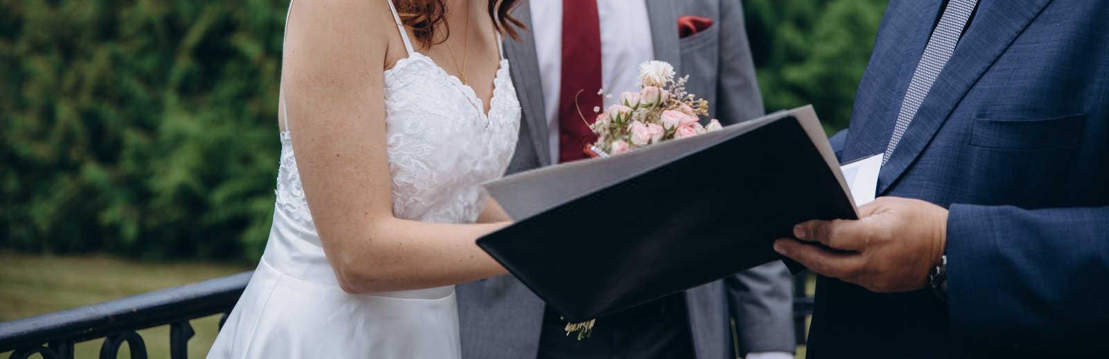 探索同为犬科的缘分：狗男与狗女婚姻相配吗？